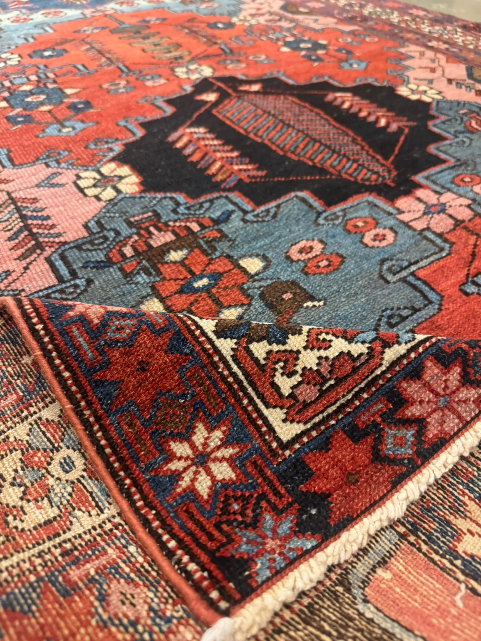 Antique Bakhtiari Rug | 4'8" x 7'2" - photo 8